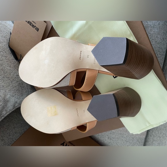 Burberry logo sandals | brand new never worn | box not included - Picture 11 of 11